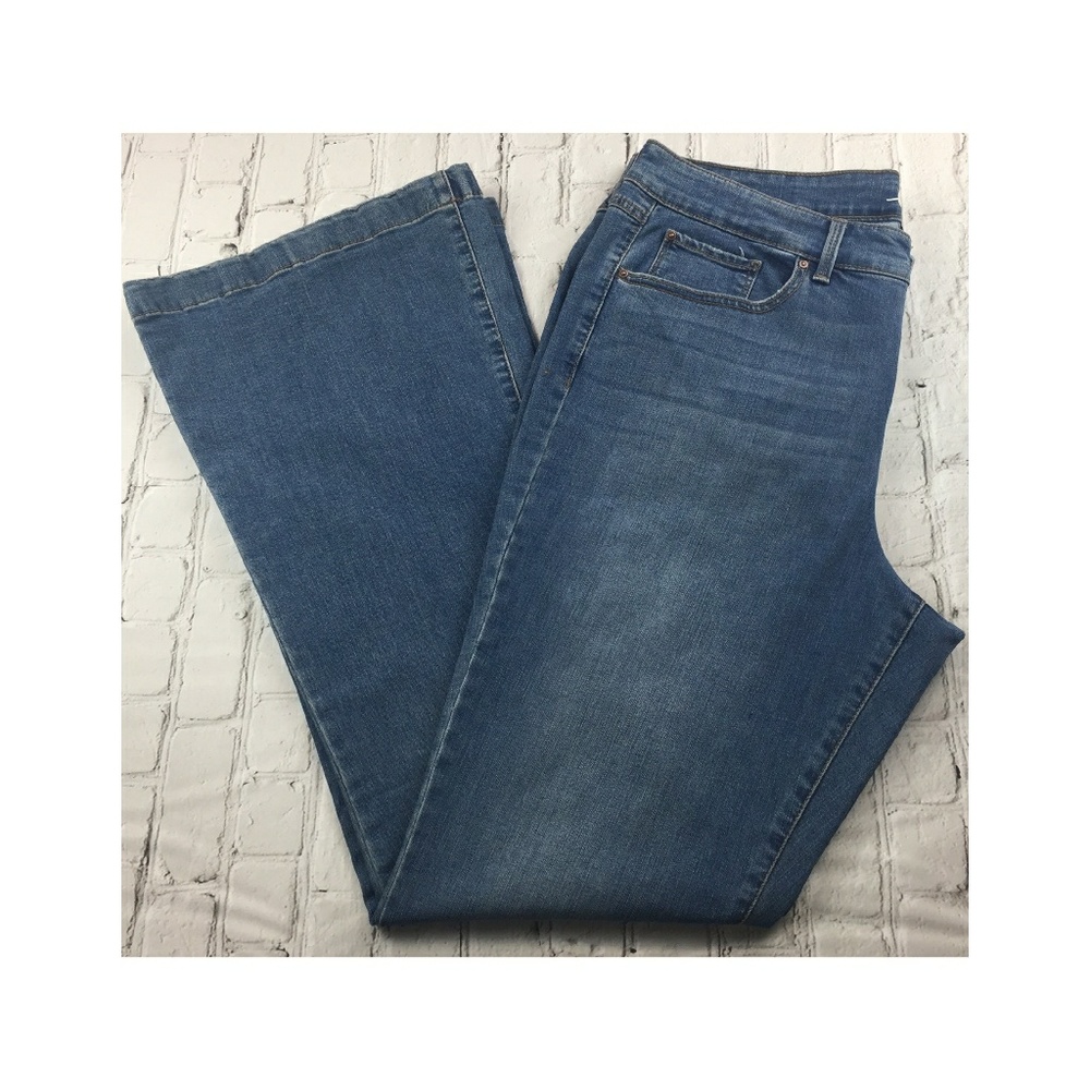 I.N.C FLARE-HEM JEANS. REGULAR FIT.